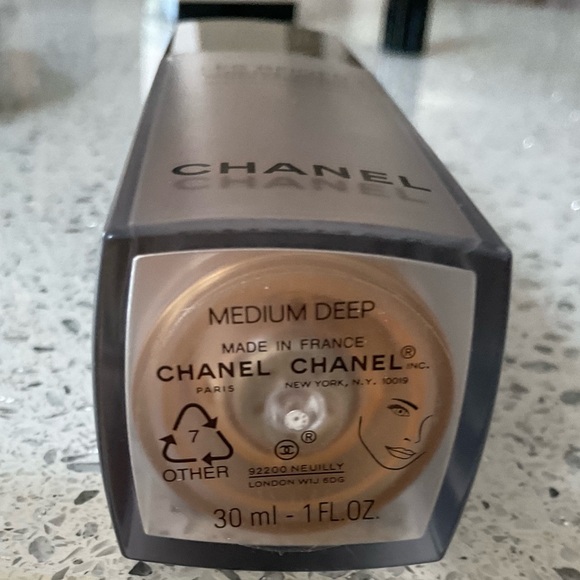 New In Box Chanel Les Beiges Water Fresh Tint - Picture 3 of 4